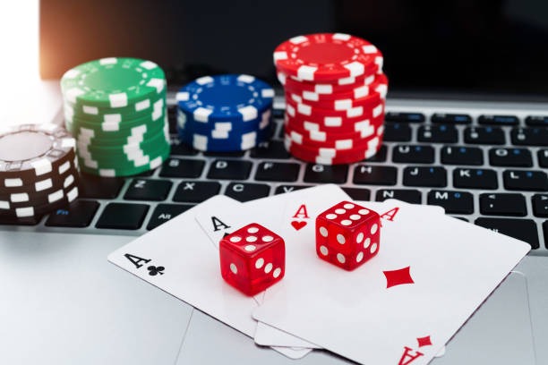 Live dealer table alongside Money Train on split screen